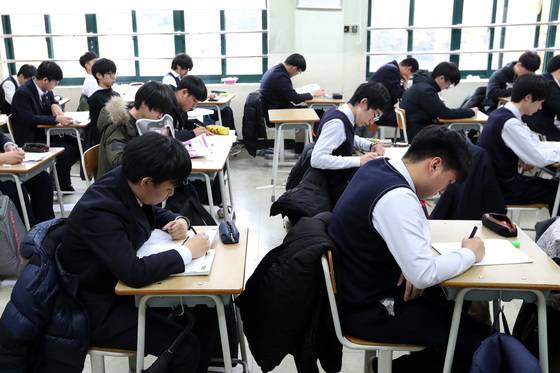 포항지진여파로 2018년 대학수학능력시험이 23일로 연기된 가운데 17일 오전 서울 용산고등학교에서 고3수험생들이 자율학습을 하고 있다. 장진영 기자.