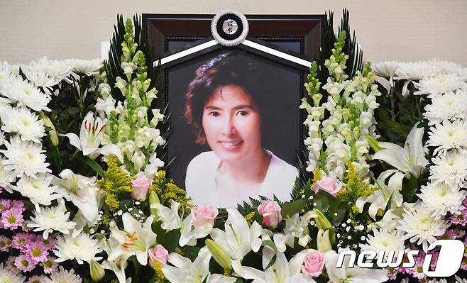 故 이미지(본명 김정미)의 빈소가 28일 서울성모병원 장례식장에 마련됐다. 고인은 서울 강남구 역삼동의 한 오피스텔에서 숨진 채 발견됐다. 의료진 소견에 따르면 이미지는 2주 전 신장 쇼크로 사망했다. 이미지는 지난 1981년 데뷔한 중견 배우로 '서울의 달' '조선왕조 500년 뿌리 깊은 나무' '파랑새는 있다' '육남매' 등 다양한 작품에 출연했다. 발인은 29일 오전 7시45분. 장지는 인천 연안부두 이다. (사진=사진공동취재단) 2017.11.28./뉴스1 © News1 권현진 기자