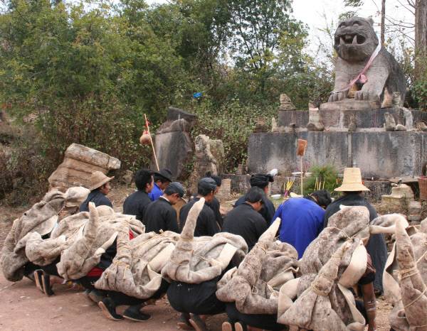 중국 서남부 윈난·쓰촨·구이저우성 등에 거주하는 소수민족인 이족은 한때 남조(635~902)라는 나라를 세우고 이문이라는 독자적인 문자도 사용했지만 그 이후 더 이상 민족국가를 이룩하지 못한 채 다른 소수민족과 마찬가지로 ‘산속의 사람들’로 살 수밖에 없었다. 사진은 조상신으로 모시는 호랑이를 위한 춤을 추기 전 제사를 지내는 윈난성의 츄숭 이족 마을 주민들. 조현설 교수 제공