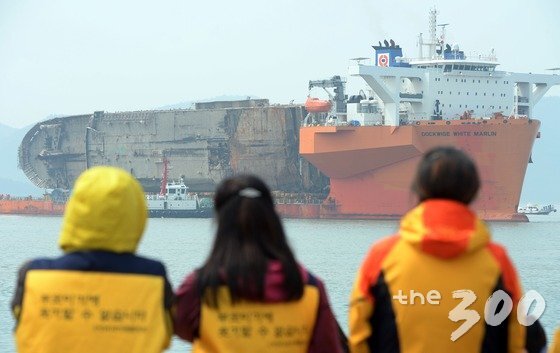 세월호 유가족들이 지난 3월31일 전남 목포신항에서 세월호를 실은 반잠수식 선박 화이트 마린호가 항구에 접안하자 오열하고 있다. /사진=뉴스1