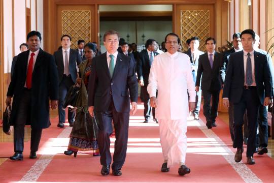 문재인 대통령과 마이트리팔라 시리세나 스리랑카 대통령이 29일 오후 청와대에서 협정서명서 체결식을 마친 후 나오고 있다./연합뉴스
