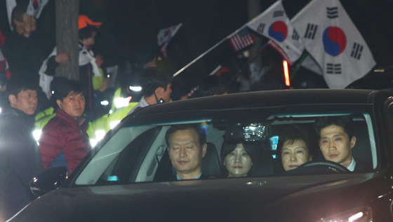 박근혜 전 대통령이 지난해 3월 31일 새벽 경기도 의왕시 서울구치소로 수감되는 가운데 박사모 회원들이 구속을 규탄하고 있다. [중앙포토]