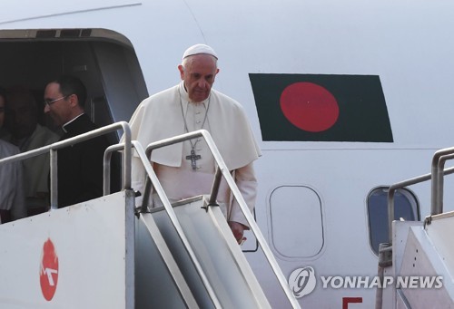 30일 방글라데시 수도 다카에 도착한 프란치스코 교황이 비행기에서 내리고 있다.[AFP=연합뉴스]