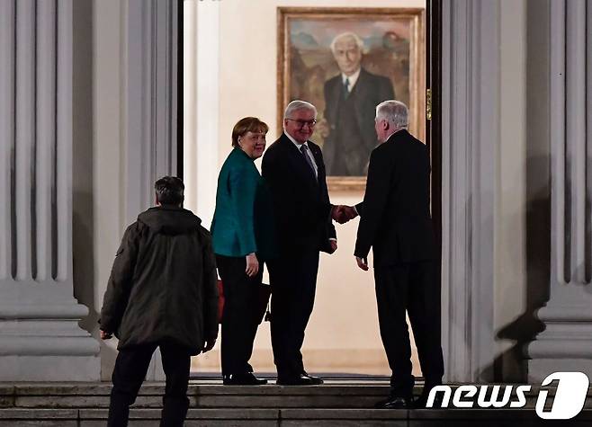 프랑크 발터 슈타인마이어 대통령(가운데)과 앙겔라 메르켈 독일 총리(왼쪽), 호르스트 제호퍼 기독사회당(CSU) 대표(오른쪽)가 30일(현지시간) 마틴 슐츠 사회민주당(SPD) 대표와의 회동을 앞두고 베를린 벨뷔궁 앞에서 인사를 나누고 있다. © AFP=뉴스1
