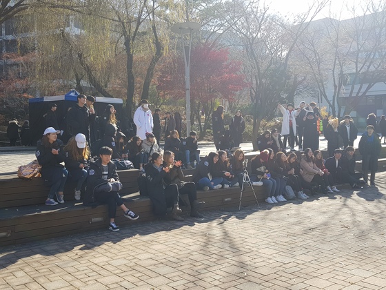 서울대 캠퍼스에 모인 학생들 상당수가 롱 패딩 '과잠'을 입고 있다. 송우영 기자