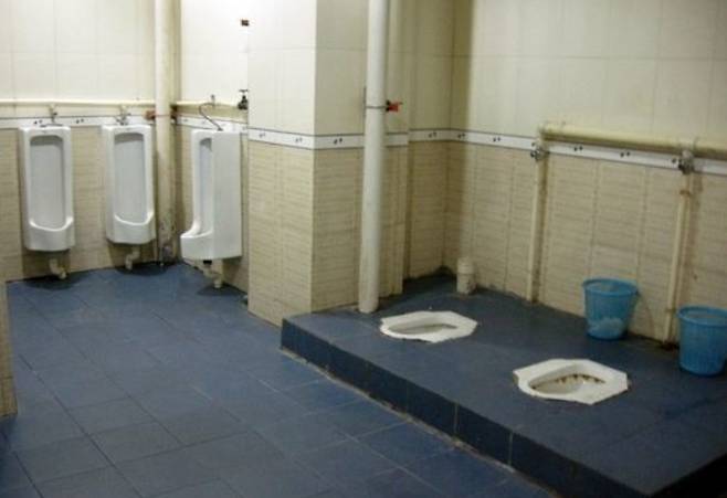 전형적인 중국 시골의 화장실, 칸막이가 없다 - 구글 갈무리