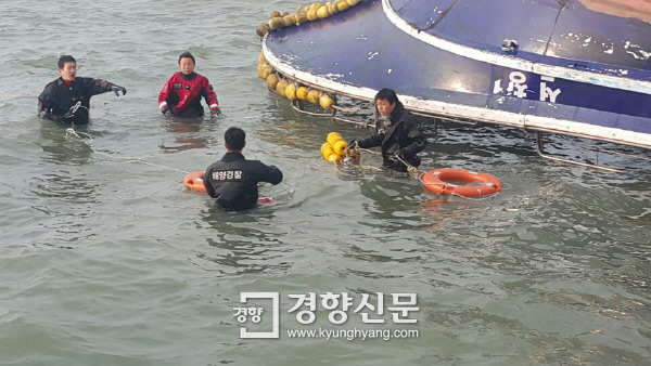 해경 대원들이 3일 인천 영흥도 인근 해상에서 전복된 낚싯배에 타고 있던 실종자들을 수색하고 있다. ｜인천 해경 제공