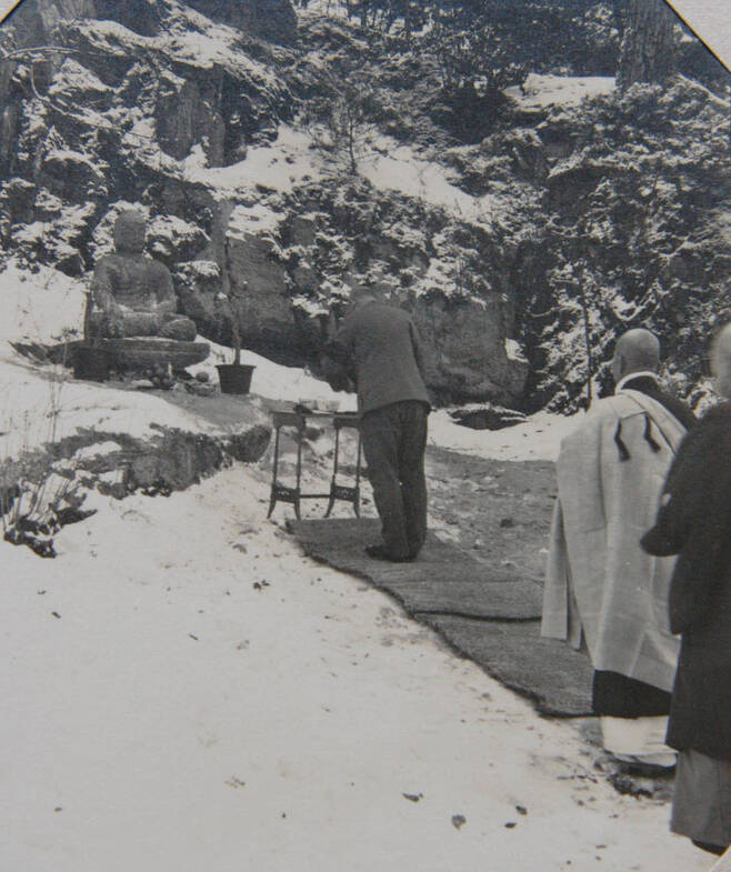 데라우치 총독이 옮겨온 경주불상 앞에서 배례하는 장면. 1913년 2월 서울 남산 총독부 관저 부근에서 개안식을 열면서 찍은 것이다. 총독의 뒤에 참석한 승려들도 보인다.