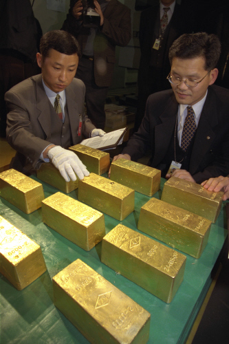 한국은행이 1998년 2월 27일 '금모으기 운동'으로 수집한 금괴12개(290㎏)을 매입했다. 한국은행은 이 운동으로 모인 금 중 수출한 것을 제외한 3t 가량의 금을 매입했다. [중앙포토]