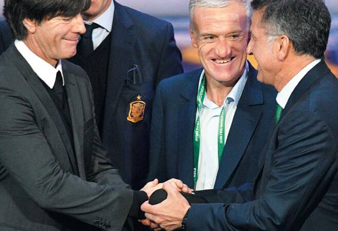 독일 요아힘 뢰브(왼쪽) 감독과 멕시코 후안 카를로스 오소리오(오른쪽) 감독이 월드컵 조 추첨식이 끝난 뒤 악수를 하며 웃고 있다. /AFP 연합뉴스