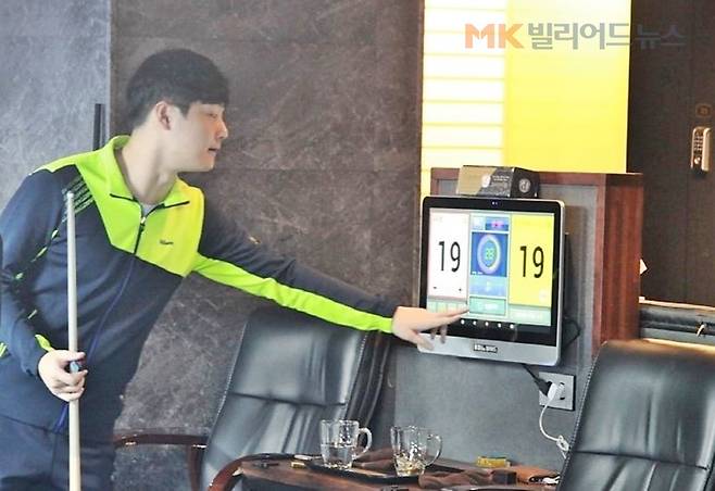 서울 시내 한 당구클럽에서 동호인이 스코어보드판을 사용하고 있는 모습.