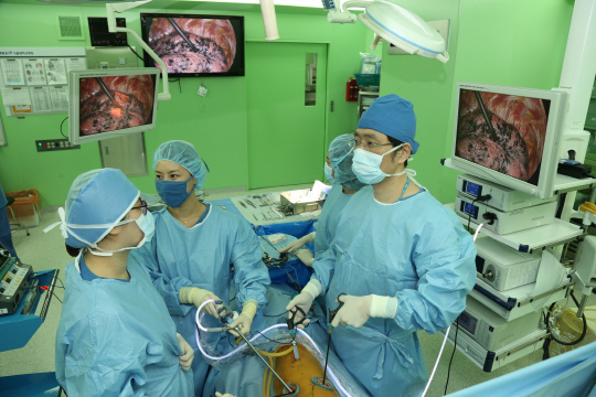 서울대병원 의료진이 폐암 환자에게 흉강경 수술을 하고 있다. /사진제공=서울대병원