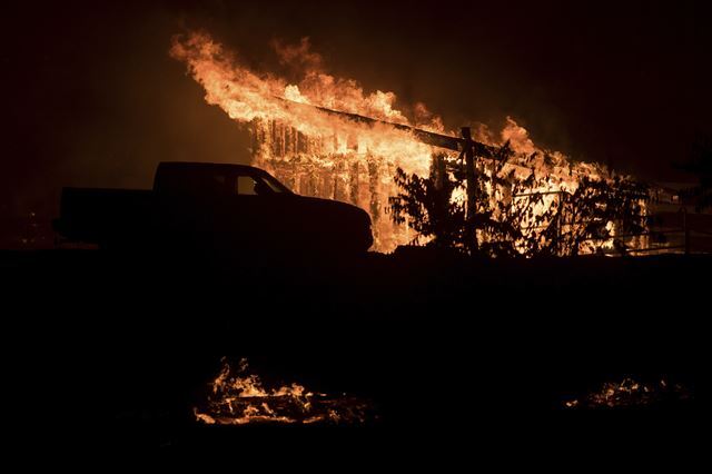 5일 미국 캘리포니아주 벤투라카운티의 캐시타스 스프링스에서 발생한 산불이 한 건물을 덮친 뒤 맹렬한 기세로 번지고 있다. 벤투라=AP 연합뉴스