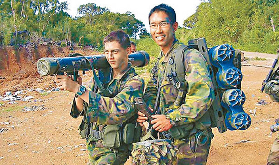 싱가포르 육군의 군인들이 대만 남부에 있는 해외 훈련장에서 '싱광(星光)계획'에 다른 전술훈련을 하고 있다. 정기적인 교육과 훈련으로 전술을 익히는 것은 강한 군대를 유지하는 기본이다. 국토가 좁은 싱가포르는 공군은 미국, 호주, 프랑스, 카타르 등에서 육군은 부르나이, 태국, 대만 등에서 각각 훈련하고 있다. 특히 1975년 이후 계속되고 있는 대만에서의 군사훈련 '싱광 계획'은 1990년 대중 수교 이후에도 계속돼 왔다. 중국과 협력하면서도 국가안보에선 자주성을 유지하려는 노력이다.[싱가포르군]