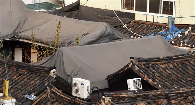 中や火災に弱い韓屋に覆われたテントは火災の危険性をさらに高めることができる。