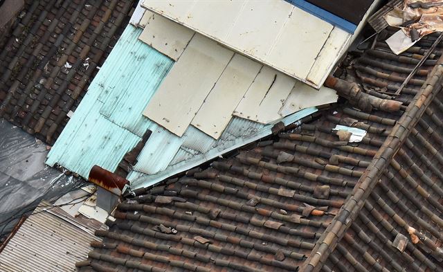 プラスチックスレートやサンドイッチパネルなどで屋根をかぶった韓屋。