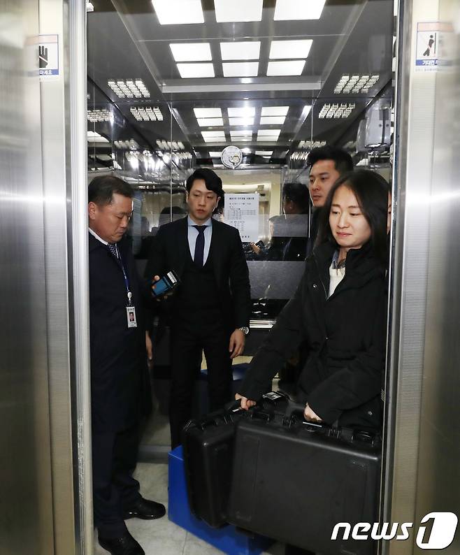 경찰청 지능범죄수사대 관계자들이 8일 충북지방경찰청 청문감사관실 등을 압수수색한 뒤 압수품을 들고 나오고 있다. 경찰청은 감찰 조사를 받아 스스로 목숨을 끊은 충주경찰서 소속 여경 사건과 관련해 압수수색에 나섰다. 2017.12.8/뉴스1 © News1 김용빈 기자