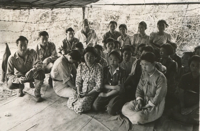 1944년 8월13일 버마 미치나에서 미군 4명은 포로로 잡은 조선인 일본군 ‘위안부’ 20명과 함께 사진을 찍었다. 조선인 위안부의 실제 모습을 담은 희귀한사진이다. 미국립문서부관소 소장
