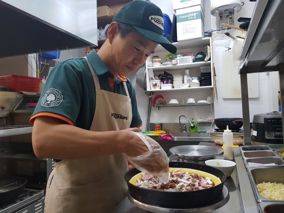 김병진 피자마루 가재마을점 점장이 8일 오전 가게에서 피자를 만들고 있다. 최종권 기자