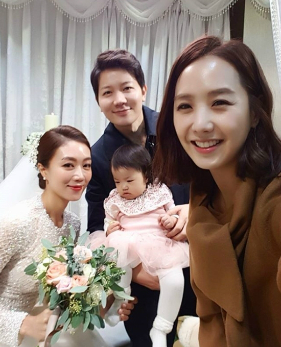 방송인 서현진(맨 왼쪽)의 결혼식에 참석한 김정근-이지애 아나운서 부부 (사진=이지애 인스타그램)