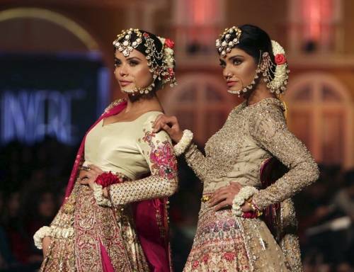 신부 예복과 장신구의 조화 (라호르 AP=연합뉴스) 9일(현지시간) 파키스탄 북동부 도시 라호르에서 열린 팬틴 험 신부 예복 패션쇼(Pantene Hum Bridal Couture Week)에서 모델들이 다양한 의상을 소개하고 있다.