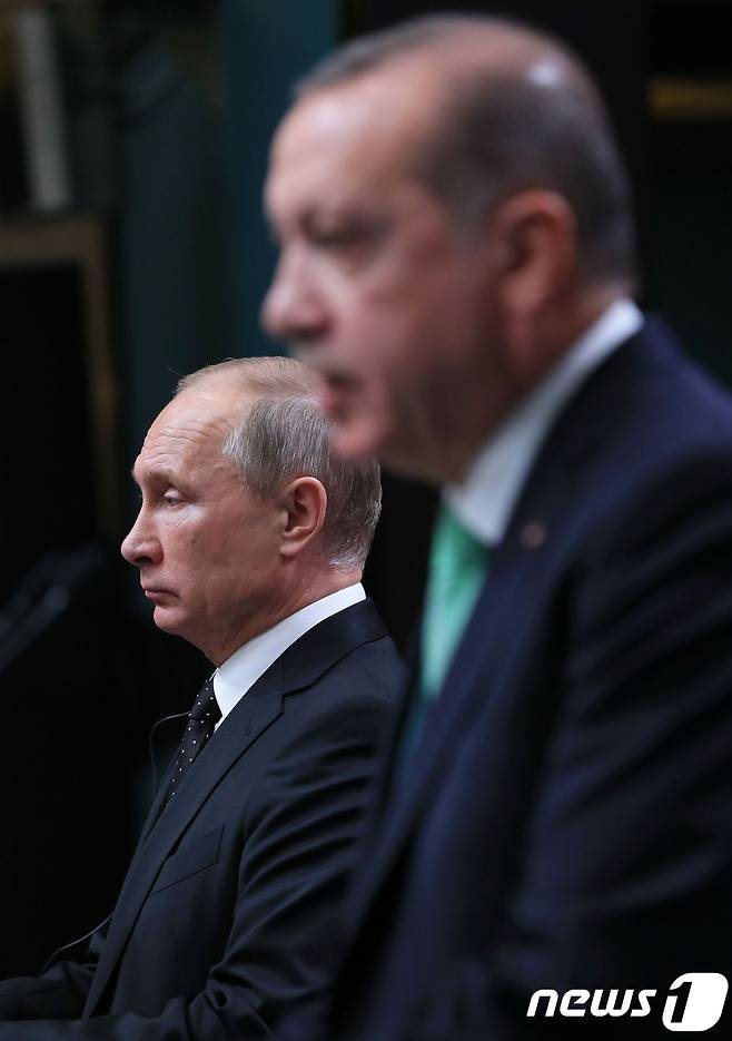 11일(현지시간) 오후 레제프 타이이프 에르도안 터키 대통령(오른쪽)과 기자회견을 가진 블라디미르 푸틴 러시아 대통령. © AFP=뉴스1