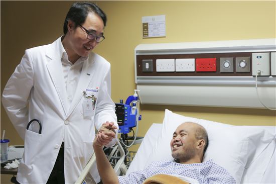 서울대병원이 위탁운영하고 있는 UAE 두바이 셰이크 칼리파 전문병원의 장지민 부원장이 환자를 돌보고 있다.