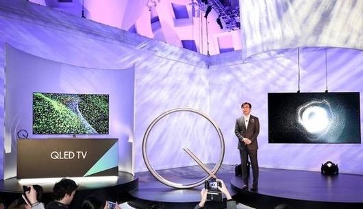 김현석 삼성전자 소비자가전(CE)부문 사장이 올초 미국 라스베이거스에서 열린 ‘CES 2017’ 행사에서 QLED TV를 소개하고 있다./ 삼성전자 제공