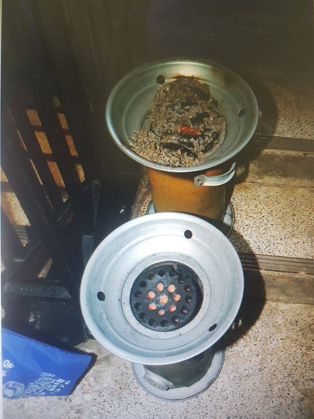 작은 아들이 범행에 사용한 연탄화덕. 위의 화덕이 형을 죽일 때 사용한 것으로, 아래에 비해 훨씬 뜨거운 불길이 남아 있었다. 연탄 위에 놓인 것은 가스레인지에서 발화한 것으로 추정되는 번개탄 가루다. 전주 덕진경찰서