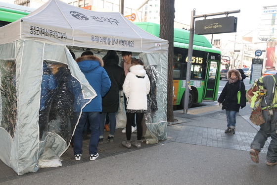 12일 서울 관악구 서울대입구역 버스정류장에도 '비닐 텐트'가 등장해 시민들이 추위를 피하고 있다. ［사진 관악구청］