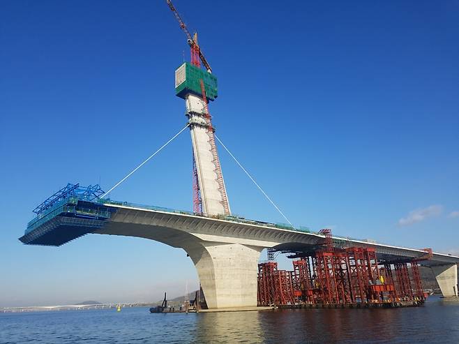 올림픽대교 주탑부(총 100m)가 60m 높이까지 시공됐다. /사진제공=서울시