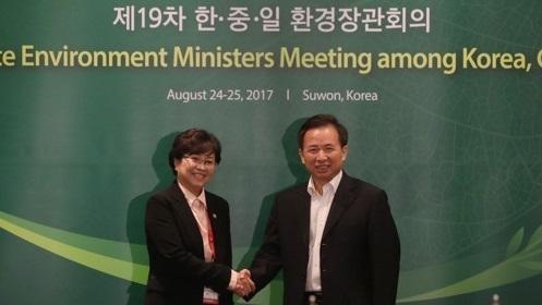 김은경 환경부 장관과 리간제 중국 환경보호부 부장이 지난 8월 한국에서 개최된 한중일 환경장관회담에 앞서 양자회동을 갖고 있다. [연합뉴스]