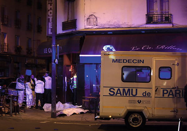 ⓒAP Photo 프랑스의 응급 의료지원 서비스SAMU는 ‘필요한 현장으로 병원을 이동하는 것’을 목표로 삼는다. 총격 사건이 발생한 현장에 SAMU가 출동한 모습.