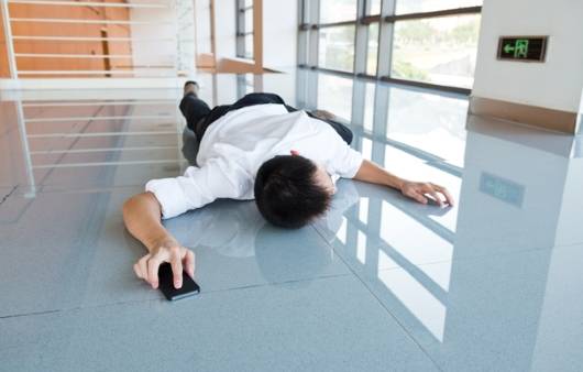 복도에 쓰러진 남자