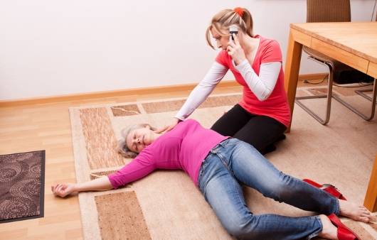 의식을 잃고 쓰러진 여자와 도움을 요청하는 여자