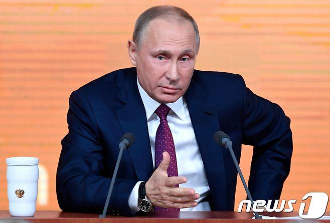 14일(현지시간) 블라디미르 푸틴 러시아 대통령이 연례 기자회견에서 기자들의 질문에 답하고 있다. © AFP=뉴스1