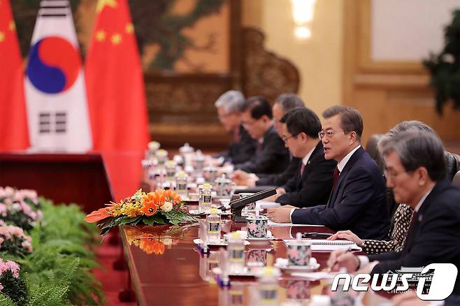 문재인 대통령이 14일 오후 베이징 인민대회당 동대청에서 열린 한ㆍ중 확대 정상회담에서 발언하고 있다. (청와대 페이스북) 2017.12.15/뉴스1 © News1