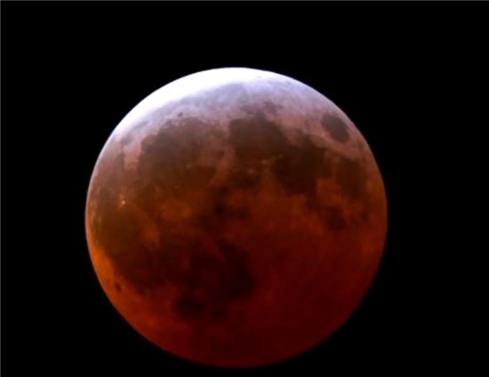 ▲2015년 4월4일 있었던 개기월식. 붉은 달이 떴다.[사진제공=NASA]