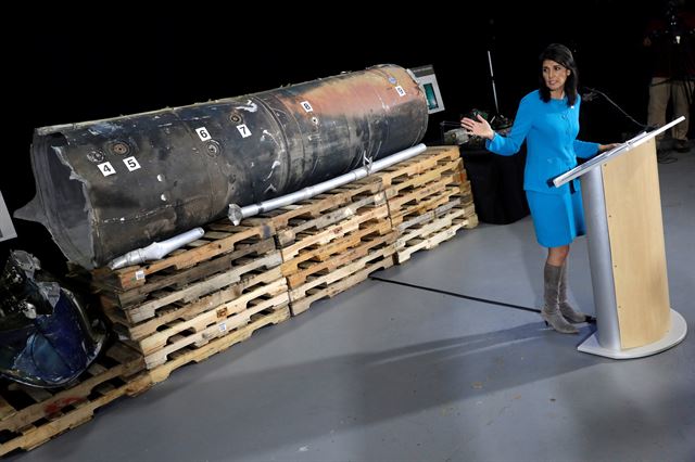니키 헤일리 주유엔 미국 대사가 14일 예멘 후티 반군이 사우디아라비아를 향해 발사한 미사일의 잔해를 공개하고 있다. 로이터=연합뉴스
