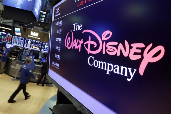 월트 디즈니 로고가 보이는 뉴욕 증권거래소. [AP=연합뉴스]
