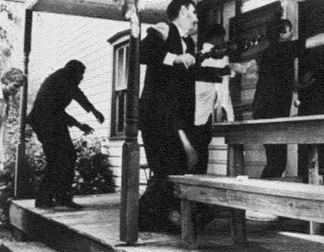 하나의 장르를 형성한 좀비 영화는 조지 로메로 감독의 '살아있는 시체들의 밤'(1968)을 원조로 삼고 있다. 죽은 사람에게 산 사람이 잡아먹히는 새로운 유형의 공포가 여기서 시작됐다.