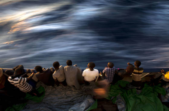 지난 6월 지중해에서 구출된 이주자와 난민들이 바다를 바라보고 있다. 당시 스페인의 NGO 프로액티브 오픈 암스는 리비아 해안에서 유럽으로 향하던 난민 600명을 구조했다고 밝혔다. [AP=연합뉴스]