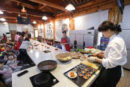 김치테마파크를 찾은 어린이들이 김치담그기 체험을 하고 있다(성연재 기자)