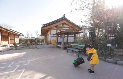 한옥체험을 한 뒤 체크아웃 하는 어린이(성연재 기자)