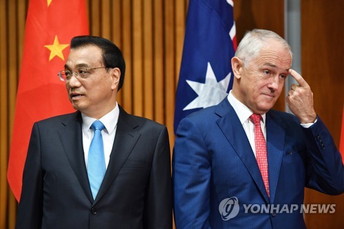 지난 3월 호주에서 만난 맬컴 턴불 호주 총리(오른쪽)와 리커창 중국 총리[EPA=연합뉴스 자료사진]