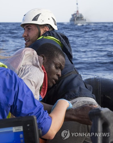 리비아 해안에서 해안 경비대에 구조된 난민 [AP=연합뉴스 자료사진]