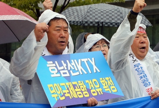 호남고속철도의 무안국제공항 경유를 촉구하는 집회가 지난 9월 27일 광주 김대중컨벤션센터 앞에서 열렸다. [중앙포토]