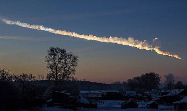 2013년 2월 15일 아침에 러시아 첼랴빈스크 인근에 떨어지는 유성의 모습. 사진 출처: Alex Alishevskikh