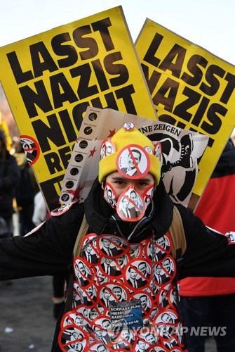 극우 자유당의 오스트리아 연립정부 참여에 반대하는 표어를 든 시위 참가자 [AFP=연합뉴스]