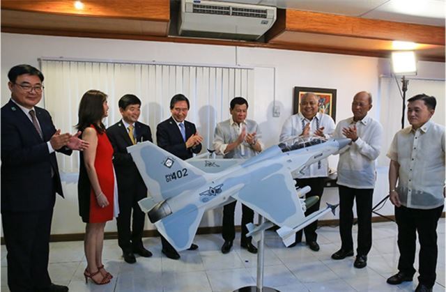 지난 7월 필리핀에서 로드리고 두테르테(오른쪽 다섯번째) 필리핀 대통령이 참석한 가운데 열린 FA-50 경공격기 인도 행사.   한국항공우주산업.